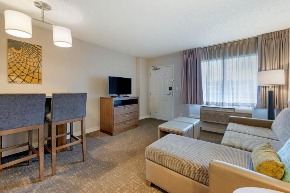 One-Bedroom Suite Poolside with Two Double Beds - Sofa Bed